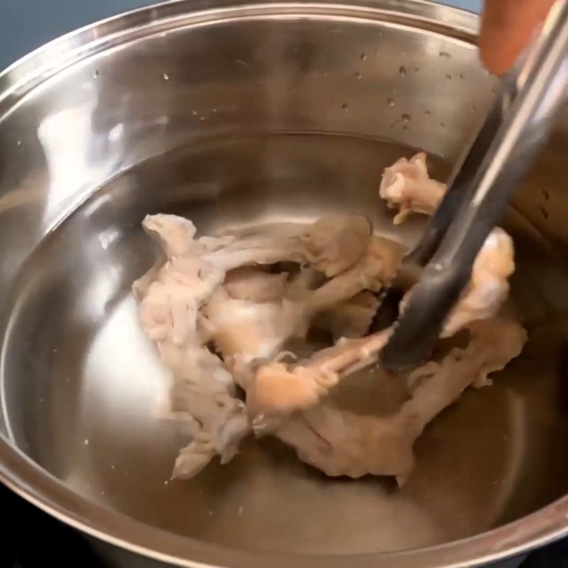 Bước 1 Sơ chế xương gà và hầm nước dùng Gà hấp hèm