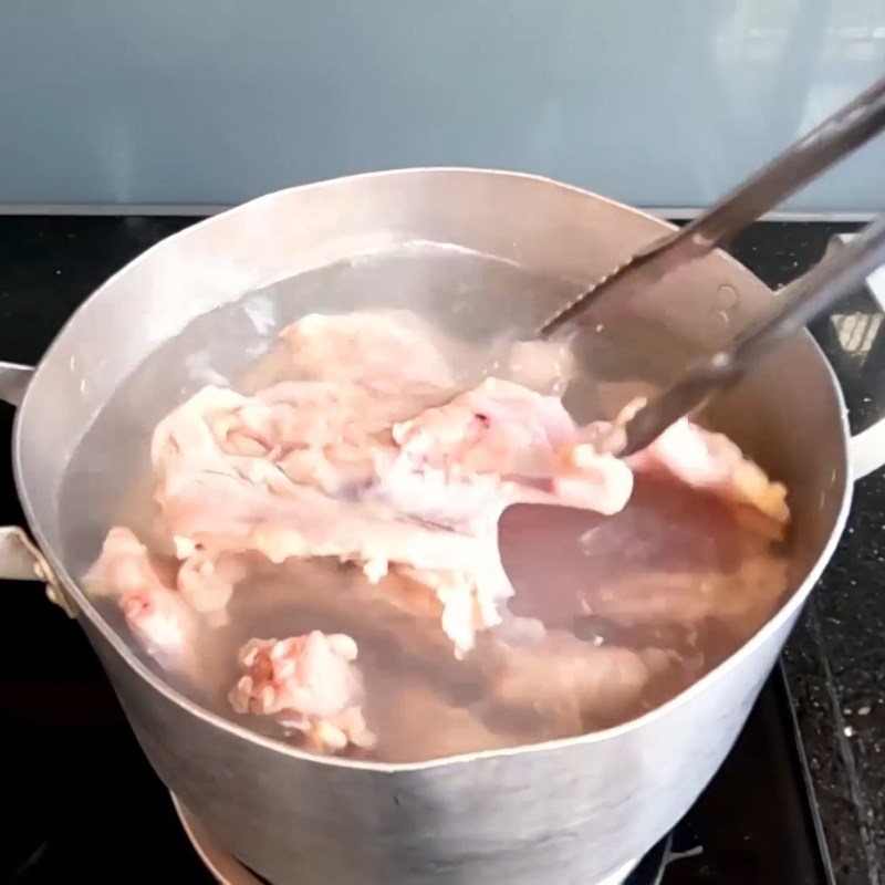 Bước 1 Sơ chế xương gà và hầm nước dùng Gà hấp hèm