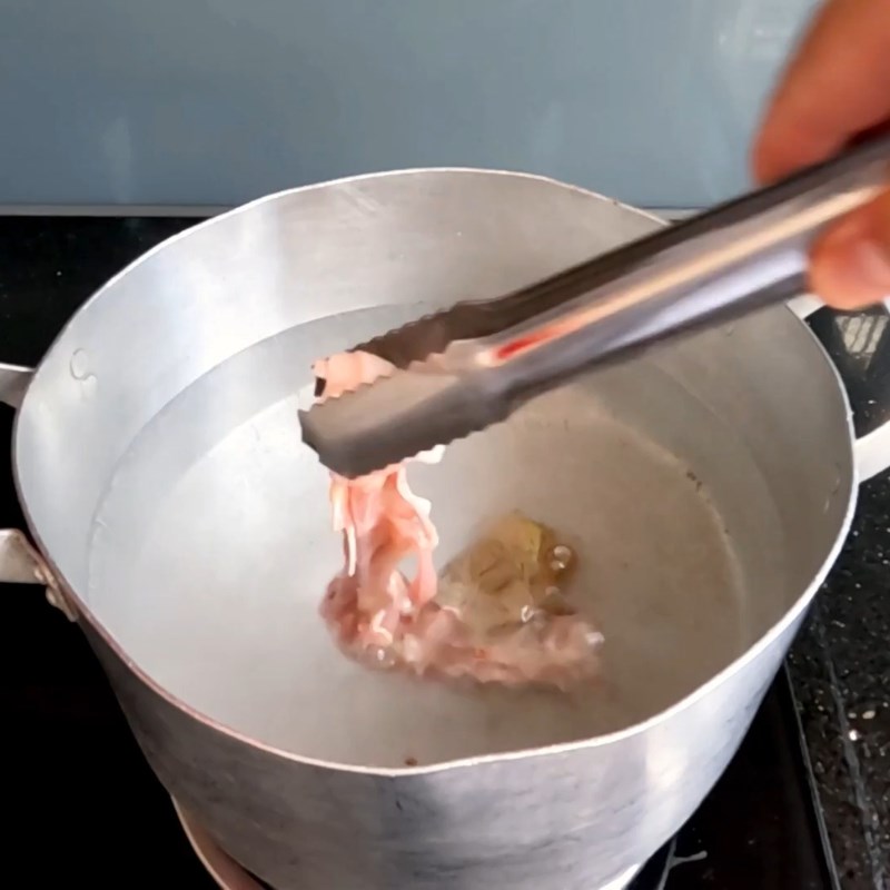 Bước 1 Sơ chế xương gà và hầm nước dùng Gà hấp hèm