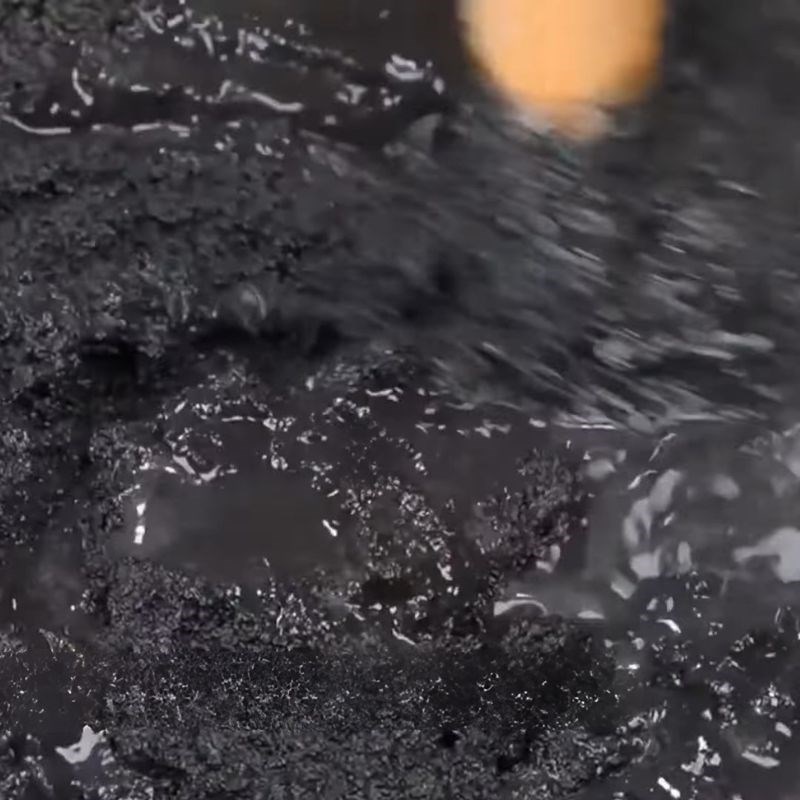 Bước 4 Tách dầu mè thủ công bằng nước (Cách làm dầu mè thủ công) Dầu mè