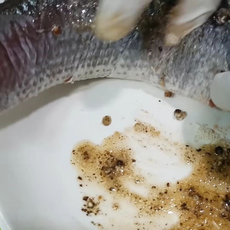 Bước 2 Tẩm ướp cá lóc đậm đà Cá lóc hấp cuốn bánh tráng