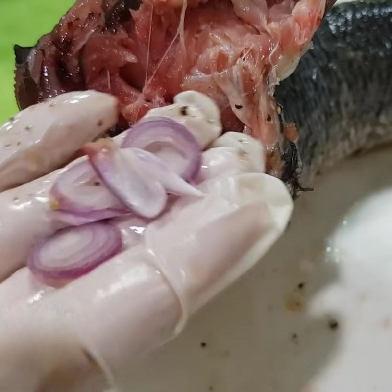 Bước 2 Tẩm ướp cá lóc đậm đà Cá lóc hấp cuốn bánh tráng