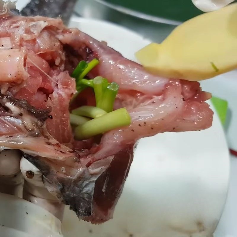 Bước 2 Tẩm ướp cá lóc đậm đà Cá lóc hấp cuốn bánh tráng