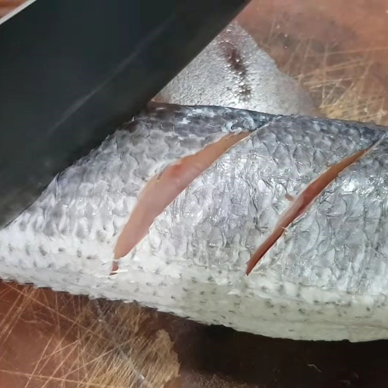 Bước 2 Tẩm ướp cá lóc đậm đà Cá lóc hấp cuốn bánh tráng