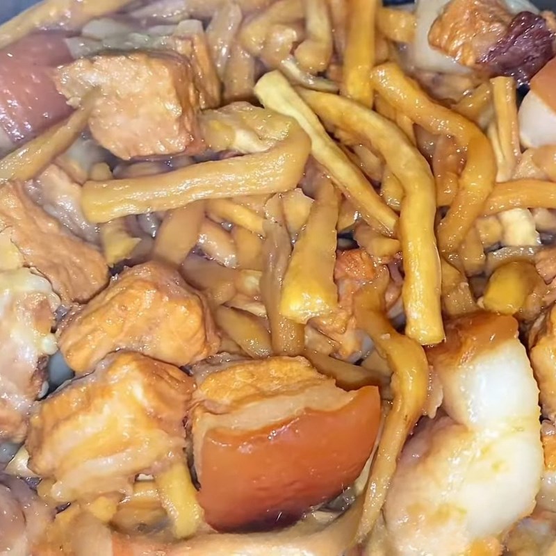 Bước 3 Thắng nước màu và kho thịt ba chỉ Thịt kho củ cải khô