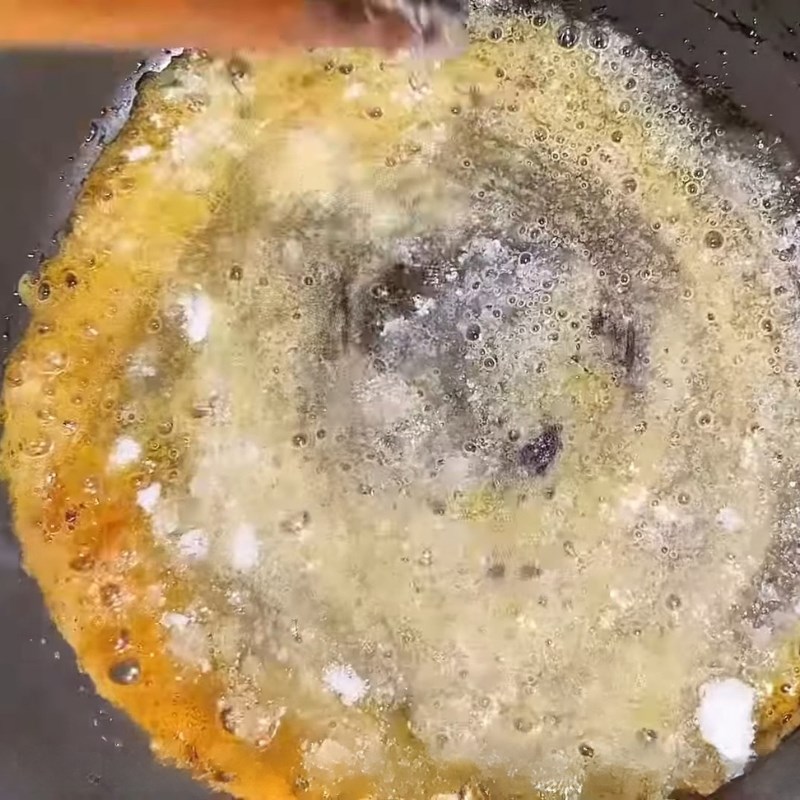 Bước 3 Thắng nước màu và kho thịt ba chỉ Thịt kho củ cải khô