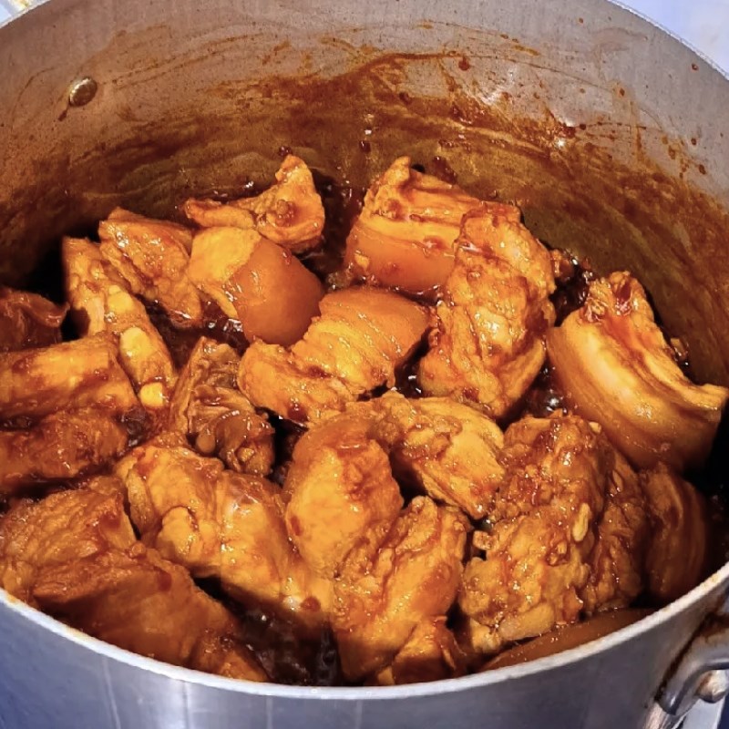 Bước 3 Thắng nước màu và kho thịt ba chỉ Thịt kho củ cải khô