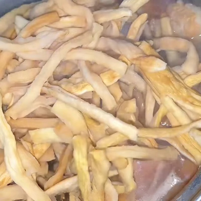 Bước 3 Thắng nước màu và kho thịt ba chỉ Thịt kho củ cải khô