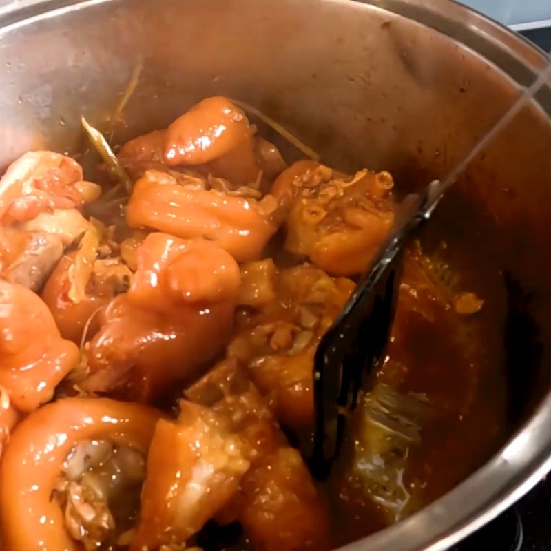 Bước 4 Thành phẩm Giò heo kho nước dừa