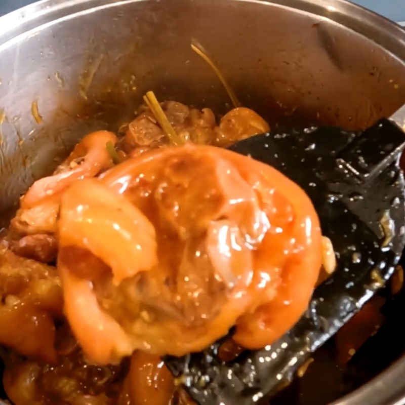 Bước 4 Thành phẩm Giò heo kho nước dừa