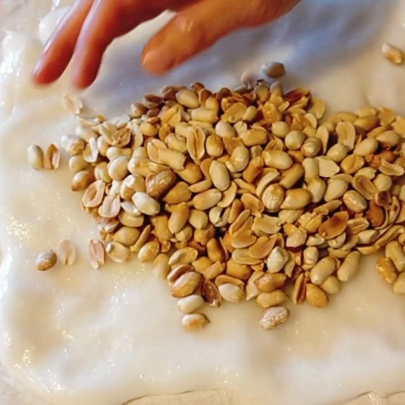 Bước 5 Thêm đậu phộng và tạo hình kẹo kéo Kẹo kéo đậu phộng