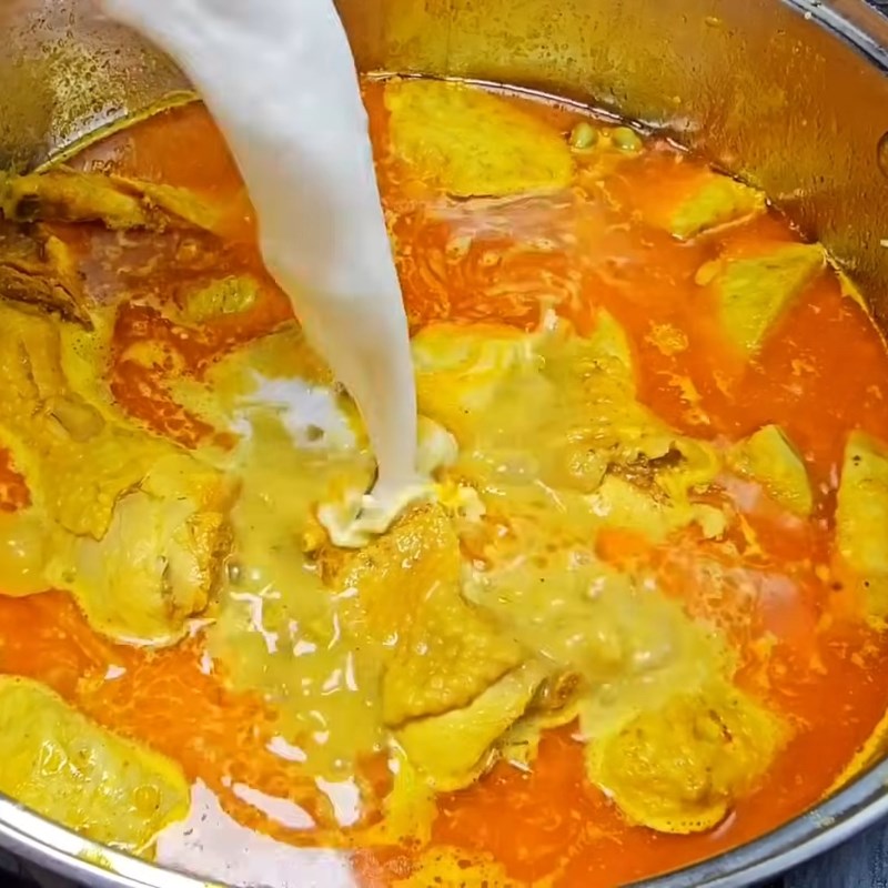 Bước 4 Thêm khoai vào hầm cho chín mềm Cà ri gà miền Tây