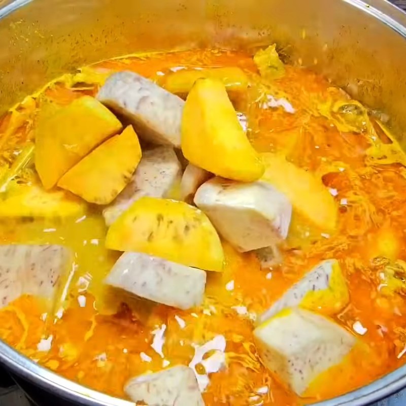 Bước 4 Thêm khoai vào hầm cho chín mềm Cà ri gà miền Tây