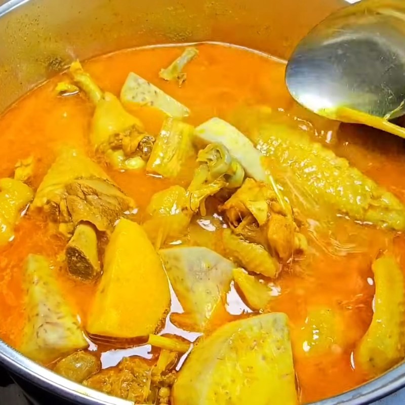 Bước 4 Thêm khoai vào hầm cho chín mềm Cà ri gà miền Tây