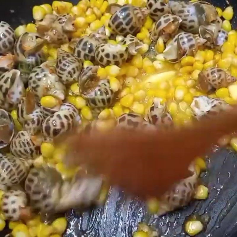 Bước 4 Thêm mayonnaise, bơ và xào ốc Ốc hương xào bơ bắp