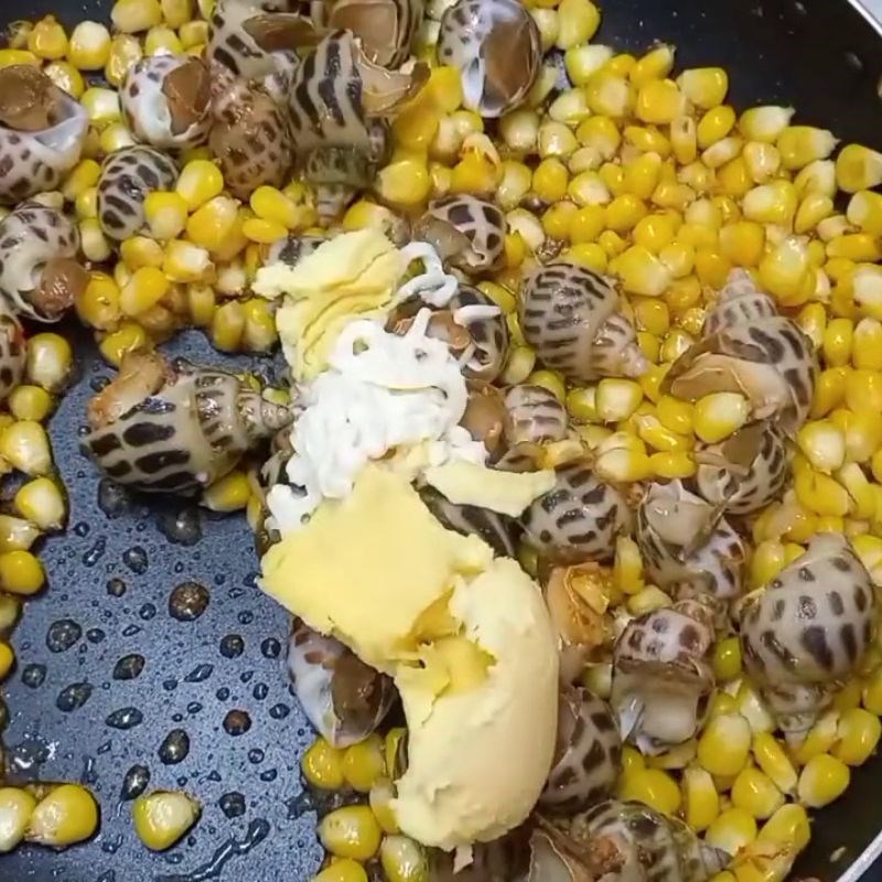 Bước 4 Thêm mayonnaise, bơ và xào ốc Ốc hương xào bơ bắp