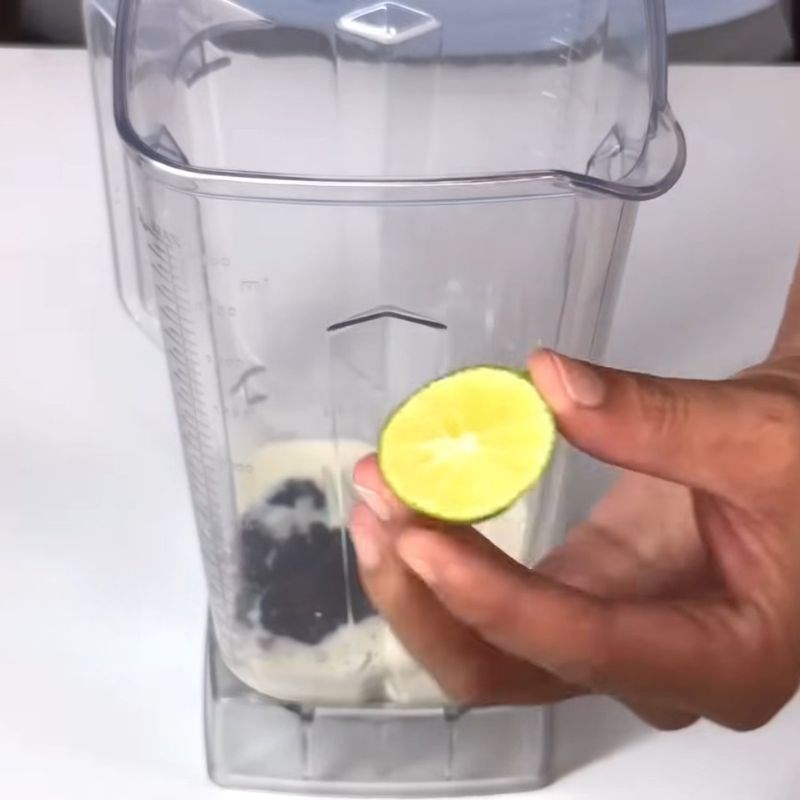 Bước 2 Thêm việt quất và chanh tươi Yaourt việt quất