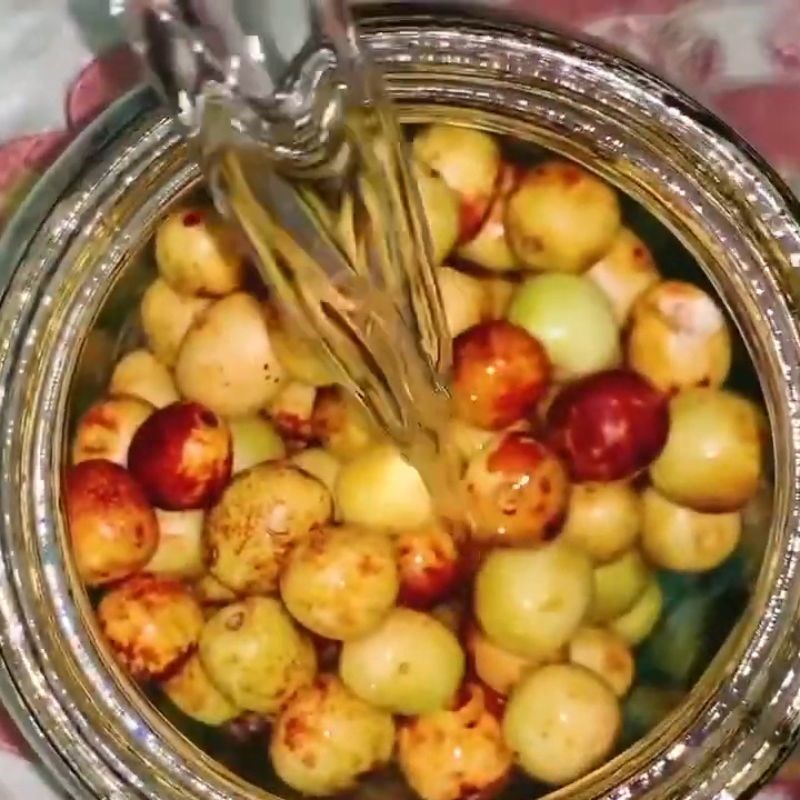 Bước 2 Tiến hành ngâm rượu táo tàu Ngâm rượu táo tàu