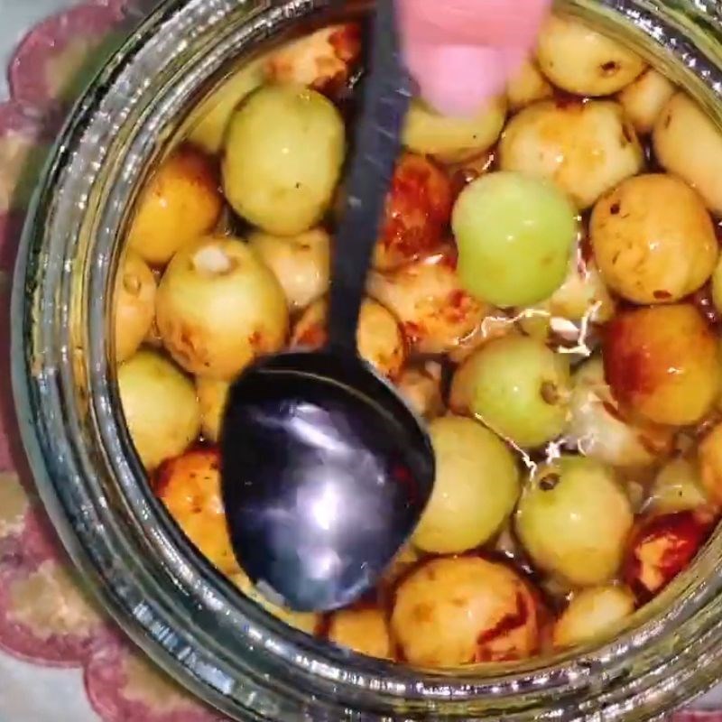 Bước 2 Tiến hành ngâm rượu táo tàu Ngâm rượu táo tàu