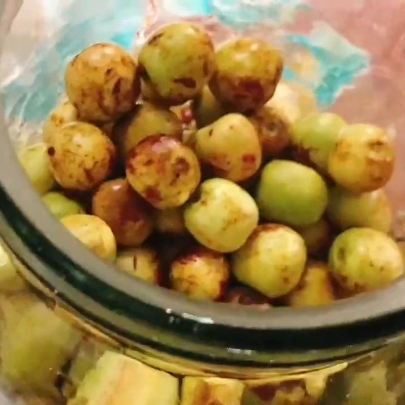 Bước 2 Tiến hành ngâm rượu táo tàu Ngâm rượu táo tàu