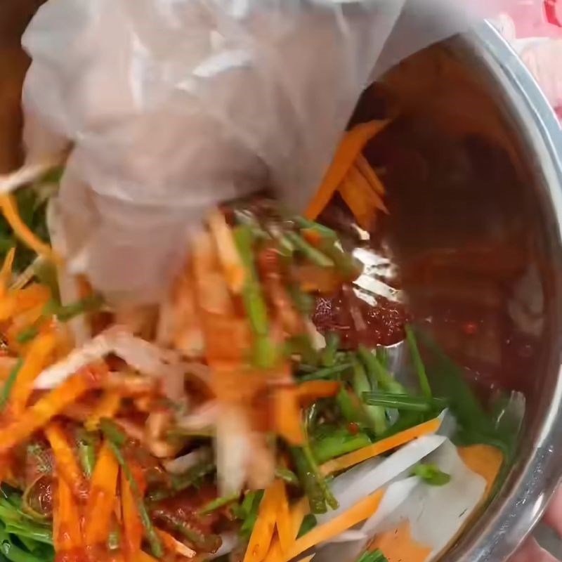 Bước 5 Trộn sốt kim chi và ướp cải thảo Kim chi bằng gói gia vị