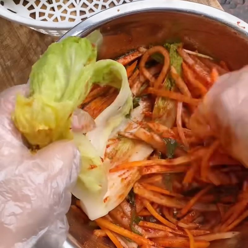 Bước 5 Trộn sốt kim chi và ướp cải thảo Kim chi bằng gói gia vị