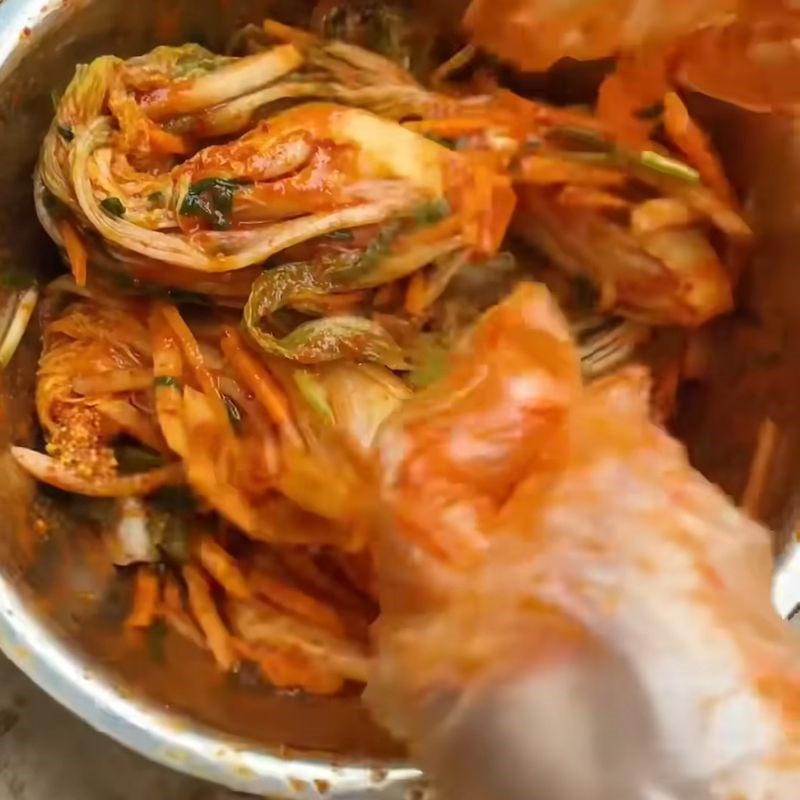 Bước 5 Trộn sốt kim chi và ướp cải thảo Kim chi bằng gói gia vị