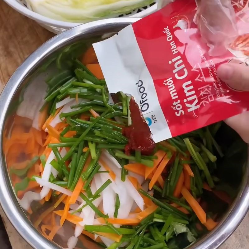 Bước 5 Trộn sốt kim chi và ướp cải thảo Kim chi bằng gói gia vị
