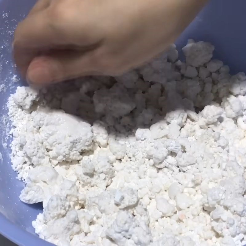 Bước 1 Trộn và nhồi bột lần 1 Bánh bò bằng bột gạo