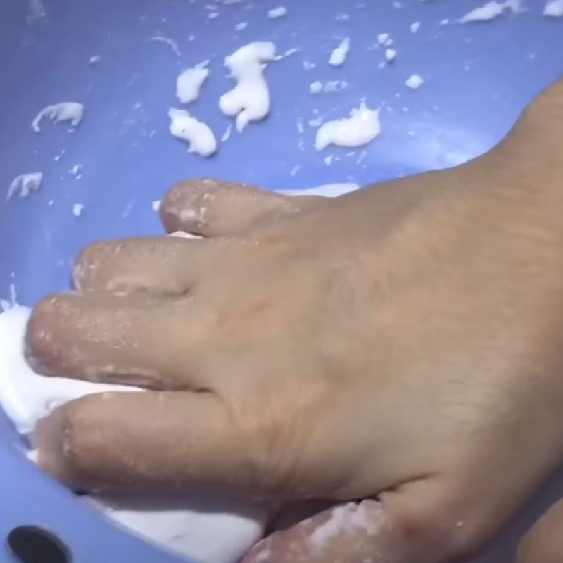 Bước 1 Trộn và nhồi bột lần 1 Bánh bò bằng bột gạo