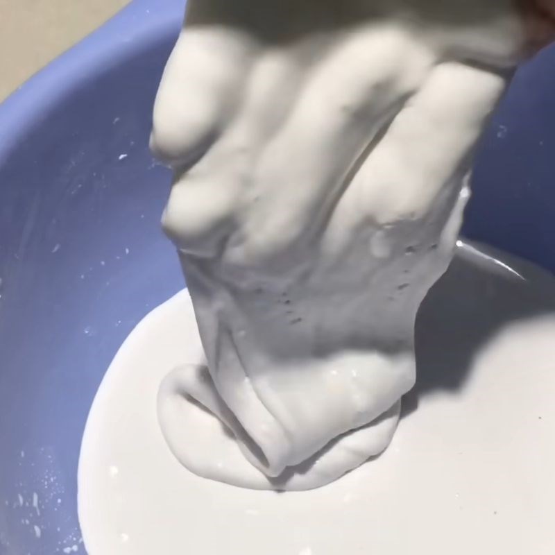 Bước 1 Trộn và nhồi bột lần 1 Bánh bò bằng bột gạo