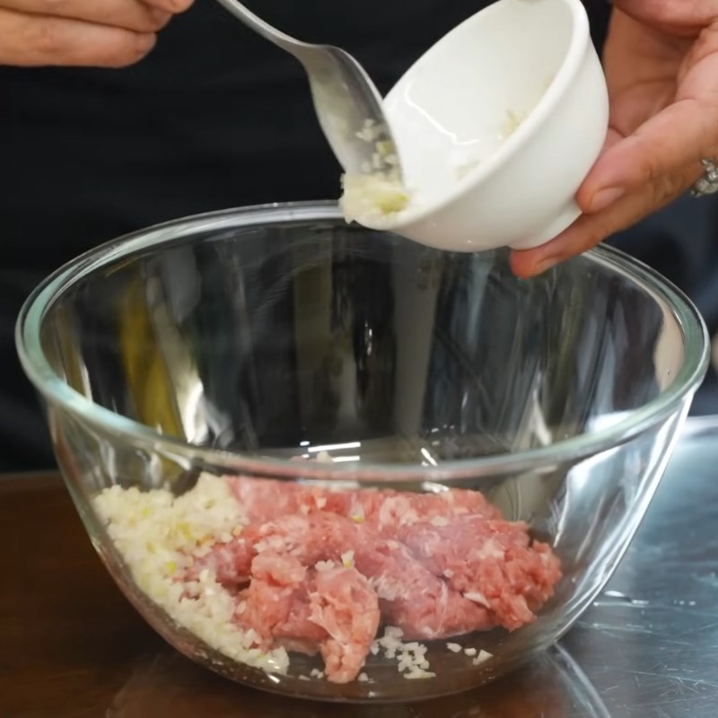 Bước 2 Trộn và quết mọc thịt Canh mọc nấm hương