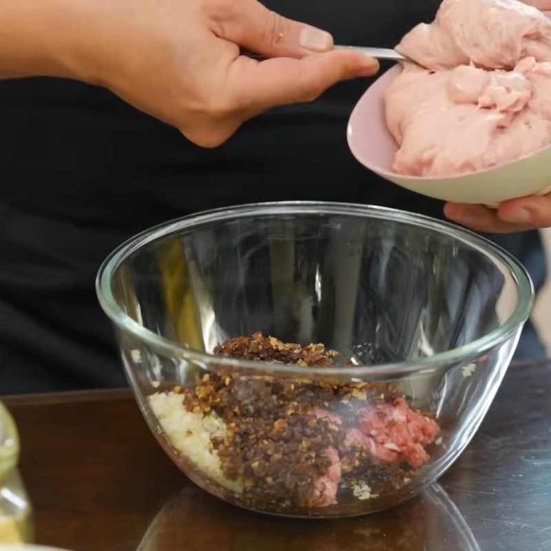 Bước 2 Trộn và quết mọc thịt Canh mọc nấm hương