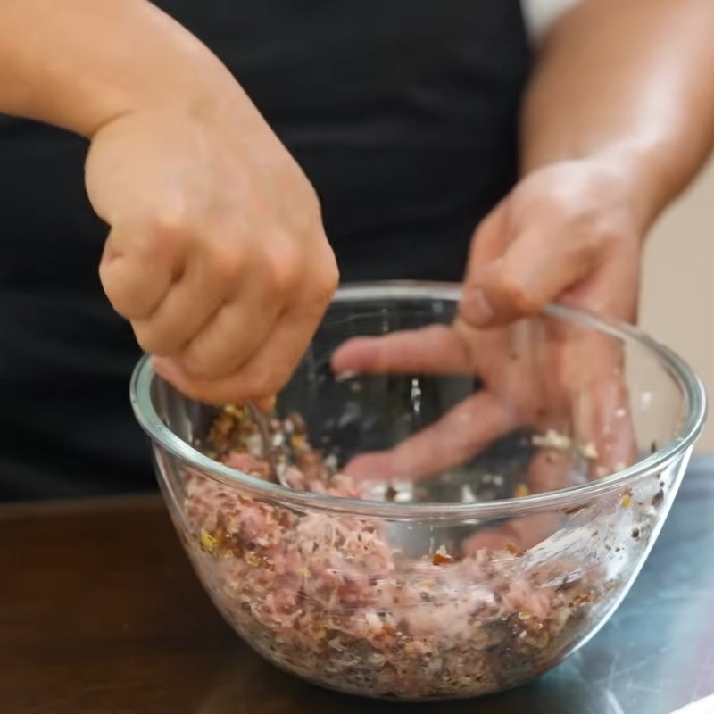Bước 2 Trộn và quết mọc thịt Canh mọc nấm hương