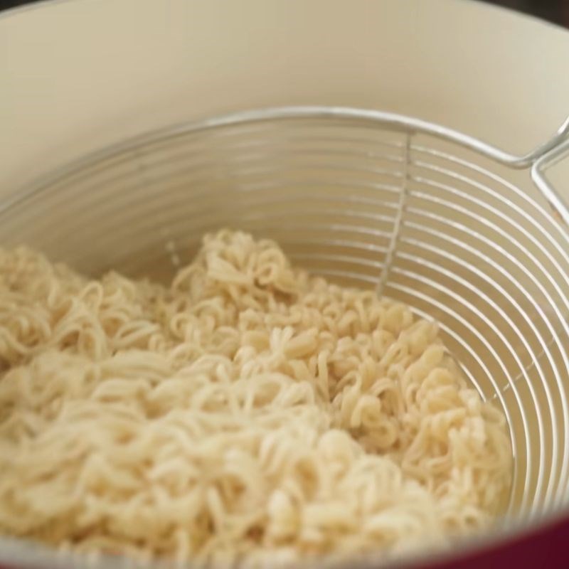 Bước 3 Trụng rau củ và mì tôm Hảo Hảo Mì tôm Hảo Hảo xào