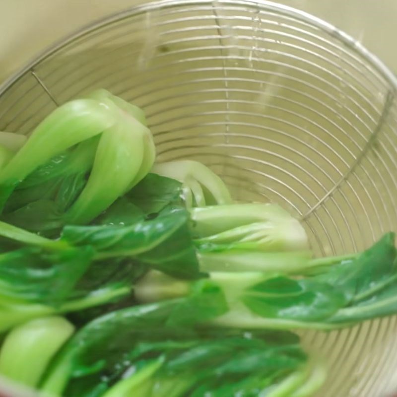 Bước 3 Trụng rau củ và mì tôm Hảo Hảo Mì tôm Hảo Hảo xào