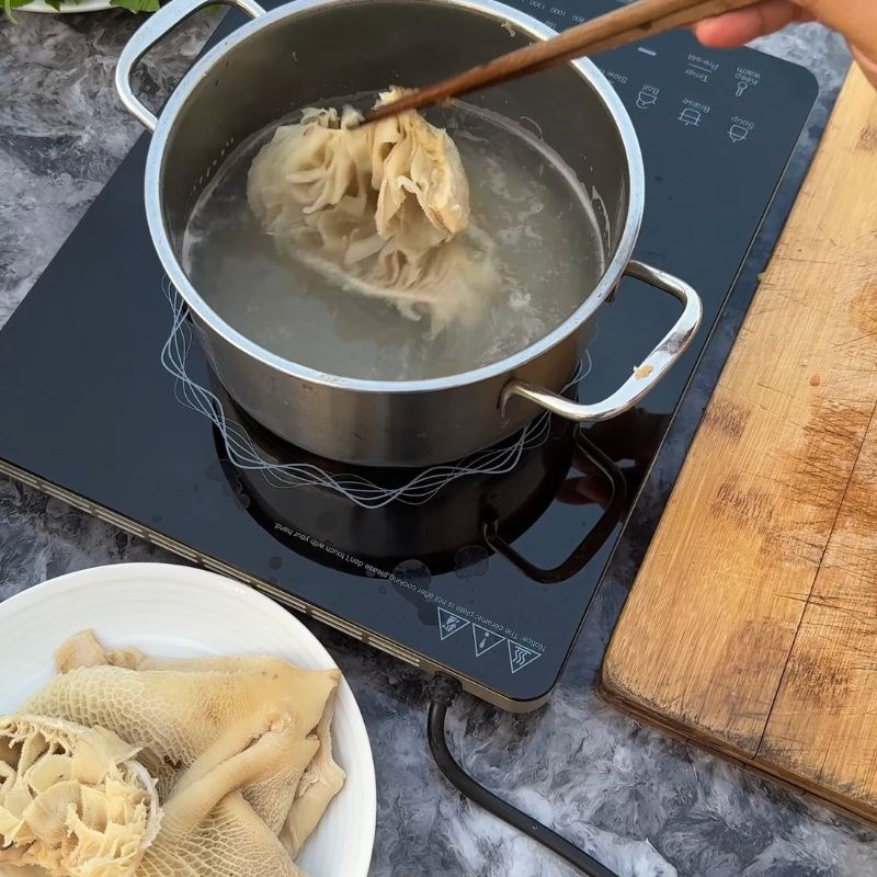 Bước 2 Trụng sơ sách bò Lẩu sách bò