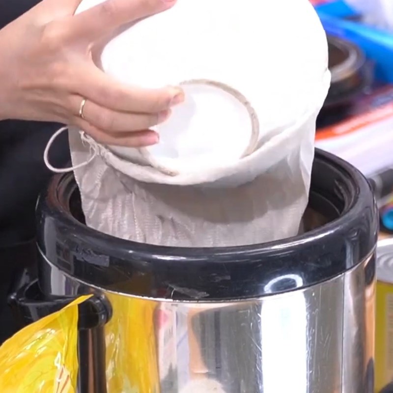 Bước 1 Ủ trà Trà sữa trứng nướng