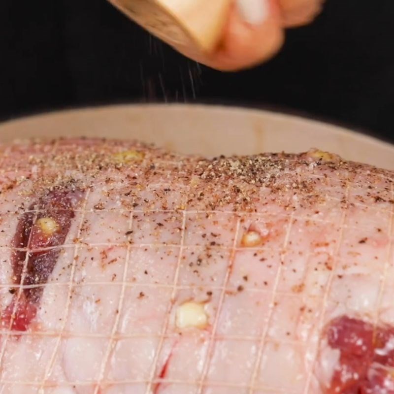 Bước 2 Ướp đùi cừu với thảo mộc Đùi cừu nướng