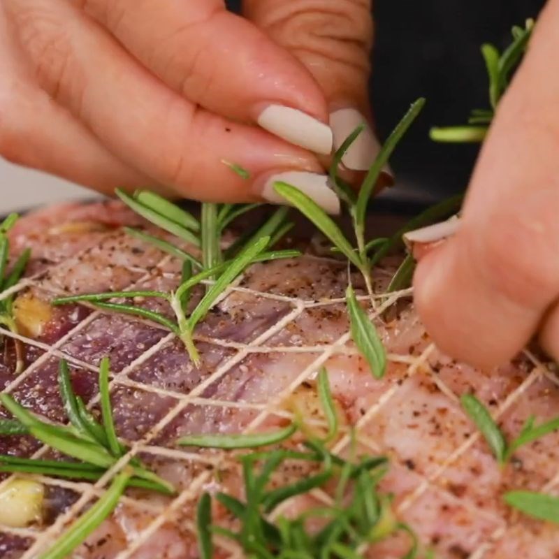 Bước 2 Ướp đùi cừu với thảo mộc Đùi cừu nướng