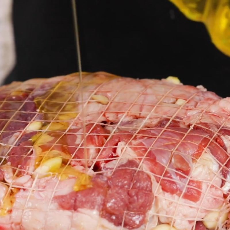 Bước 2 Ướp đùi cừu với thảo mộc Đùi cừu nướng