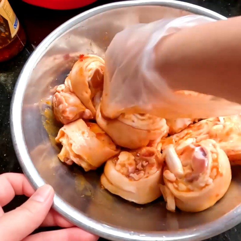 Bước 2 Ướp giò heo đậm đà Giò heo kho nước dừa