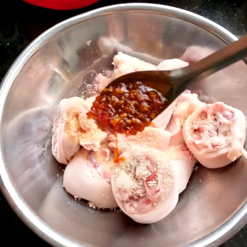 Bước 2 Ướp giò heo đậm đà Giò heo kho nước dừa