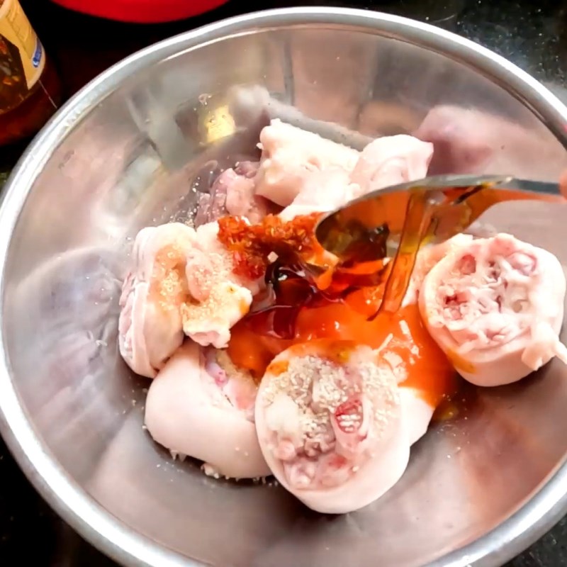 Bước 2 Ướp giò heo đậm đà Giò heo kho nước dừa