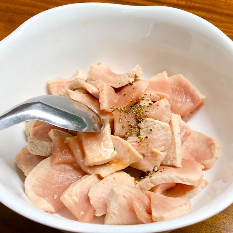 Bước 3 Ướp thịt Thịt heo sốt cà chua