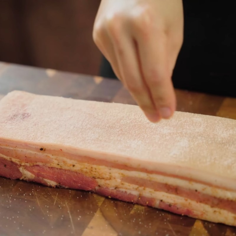 Bước 2 Ướp thịt ba chỉ Thịt lợn quay giòn bì