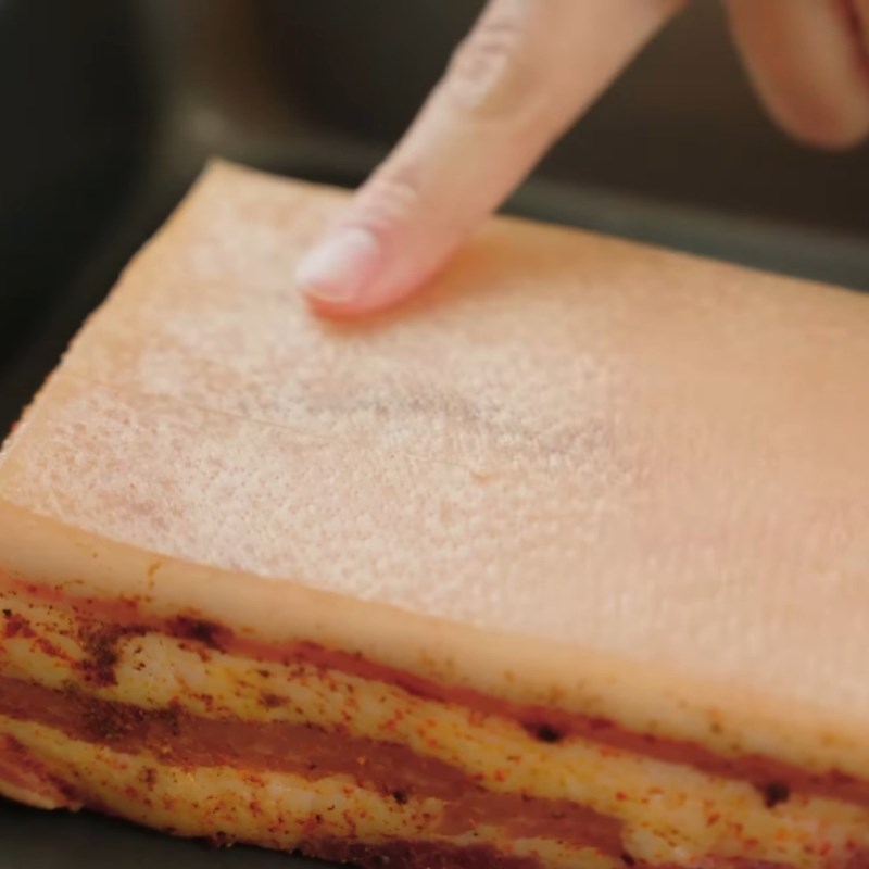 Bước 2 Ướp thịt ba chỉ Thịt lợn quay giòn bì