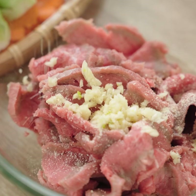 Bước 2 Ướp thịt bò đậm đà Mì tôm Hảo Hảo xào