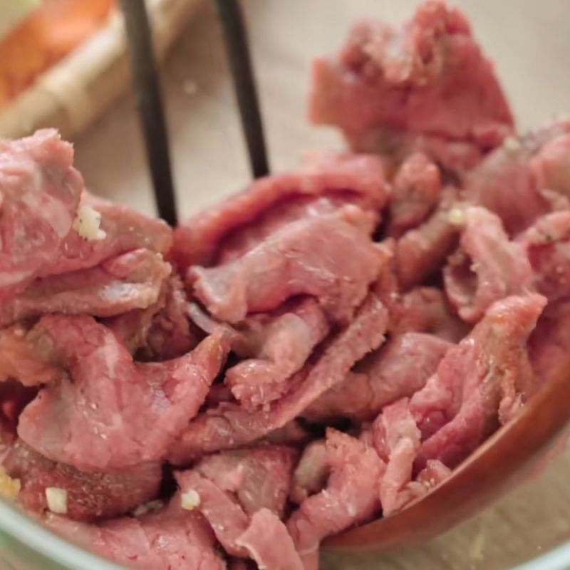 Bước 2 Ướp thịt bò đậm đà Mì tôm Hảo Hảo xào