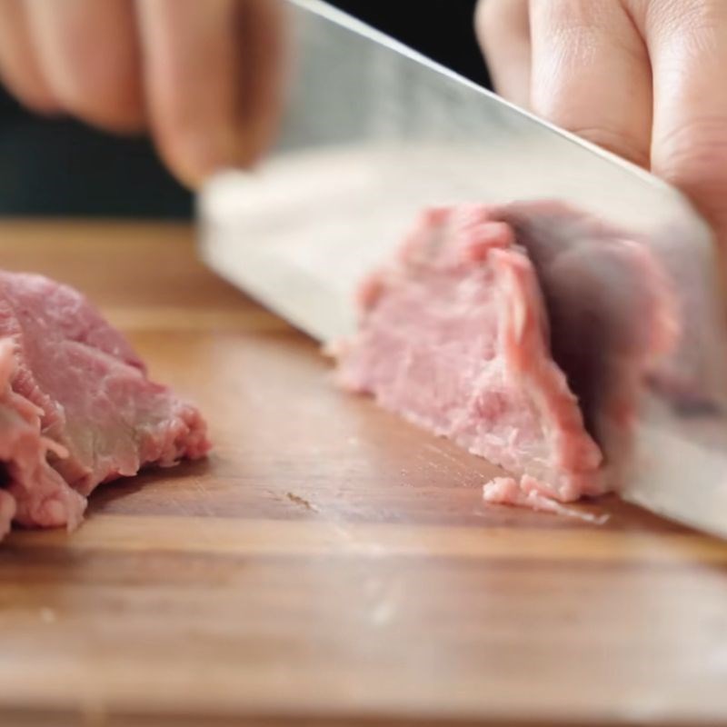 Bước 2 Ướp thịt bò đậm đà Mì tôm Hảo Hảo xào